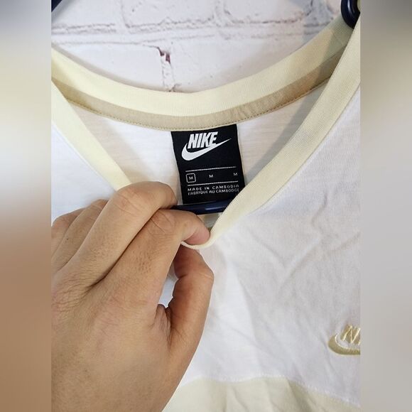 Men's Nike Shirt, size Medium - Picture 3 of 3